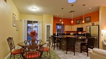 Kondominium, 3 kamar tidur | Makan di kamar