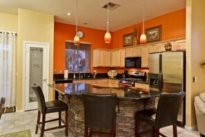 Condo, 3 quartos | Cozinha privada | Geladeira, micro-ondas, cooktop, lava-louças
