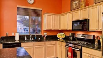 Kondominium, 3 kamar tidur | Dapur pribadi | Lemari es, microwave, kompor, dan mesin pencuci piring