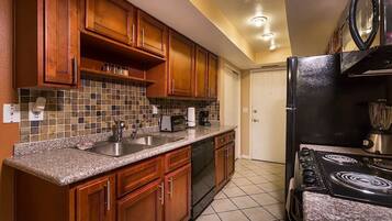 Condo, 2 quartos | Cozinha privada | Geladeira, micro-ondas, cafeteira/chaleira