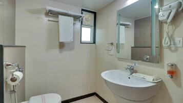 Deluxe Room, 1 King Bed | Bathroom
