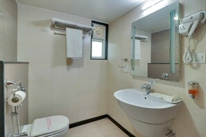 Deluxe Room, 1 King Bed | Bathroom