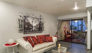 公寓客房, 1 間臥室, 泳池景觀 | 起居區 |  DVD 播放機