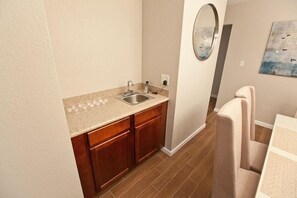 Casa, 3 habitaciones | Cocineta privada | Refrigerador, microondas y cafetera y tetera 