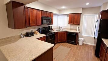 House, 3 Bedrooms | Private kitchen | Fridge, microwave, coffee/tea maker