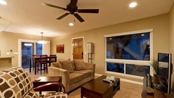 Condo, 2 quartos | Área de estar | DVD player