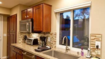 Condo, 2 quartos | Cozinha privada | Geladeira, micro-ondas, cafeteira/chaleira