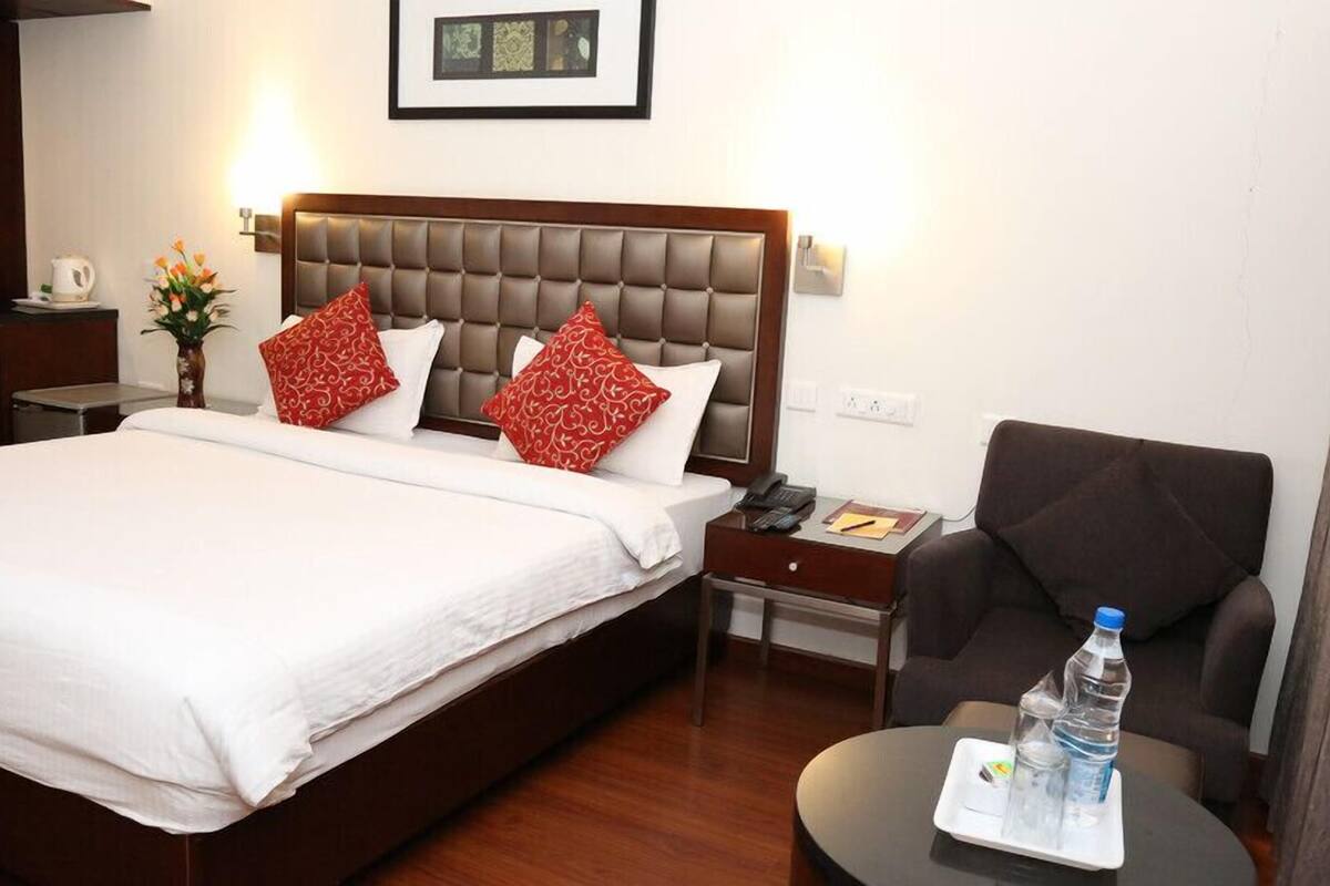 Deluxe Double or Twin Room, River View, Executive Level | In-room safe, desk, iron/ironing board, rollaway beds