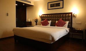 Deluxe Single Room, 1 Twin Bed, City View, Executive Level | Bathroom | Shower, free toiletries, towels