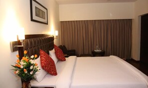 Deluxe Single Room, 1 Twin Bed, City View, Executive Level | In-room safe, desk, iron/ironing board, rollaway beds