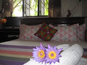 1 habitación, caja de seguridad en la habitación y escritorio