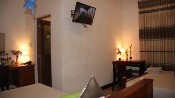 1 makuuhuone, tallelokero huoneessa, työpöytä, äänieristys