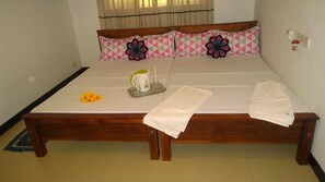 1 habitación, caja de seguridad en la habitación y escritorio 