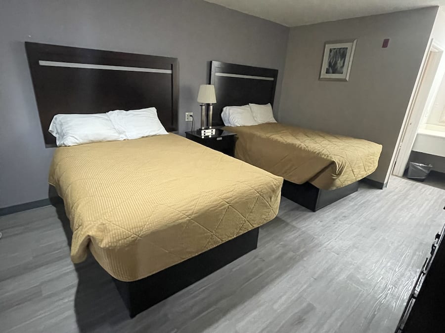 Dobbeltrom – standard, 2 dobbeltsenger | Skrivebord, wi-fi (inkludert) og sengetøy