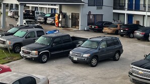 A motel with multiple parking spaces, a drive-thru, and a visible storefront. - Kinder Inn (Kinder)