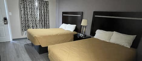 Escritorio, wifi gratis y ropa de cama