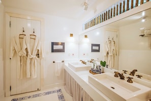 Senior Room, 1 King Bed (Caête) | Bathroom | Shower, free toiletries, hair dryer, bathrobes - TW Guaimbê Exclusive Suites (Ilhabela)