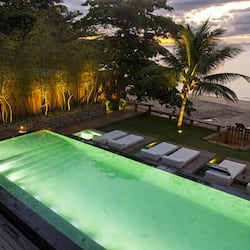 Piscine extérieure, chaises longues