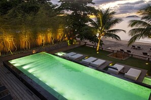 Hồ bơi ngoài trời, ghế dài tắm nắng 