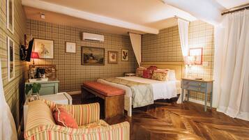 Chambre SĂ©nior, 1 trĂšs grand lit (CaĂȘte)