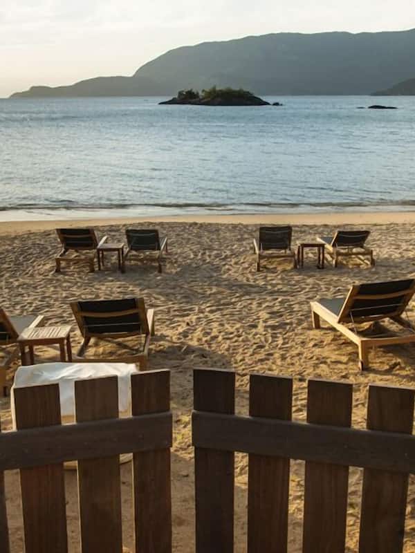 Plage, chaises longues, parasols, serviettes de plage