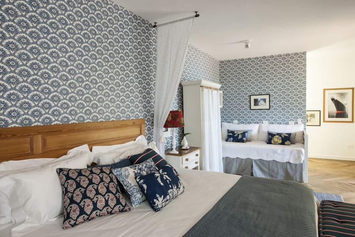 Deluxe kamer (Maranta) | Lakens van Egyptisch katoen, luxe beddengoed, een minibar