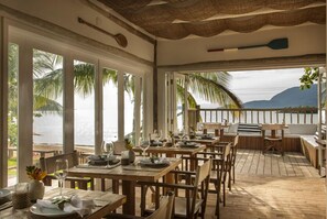 Petit-déjeuner, déjeuner et dîner servis sur place