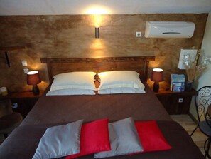 Habitación doble estándar (Kallistea) | Wifi gratis y ropa de cama 