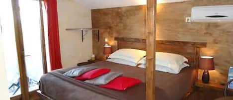 Standard Double Room (Kallistea) | Free WiFi, bed sheets