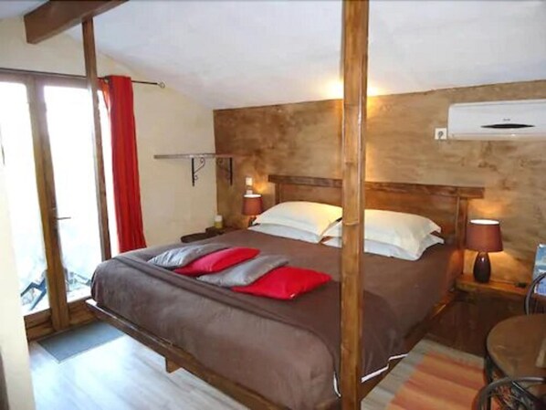 Habitación doble estándar (Kallistea) | Wifi gratis y ropa de cama 