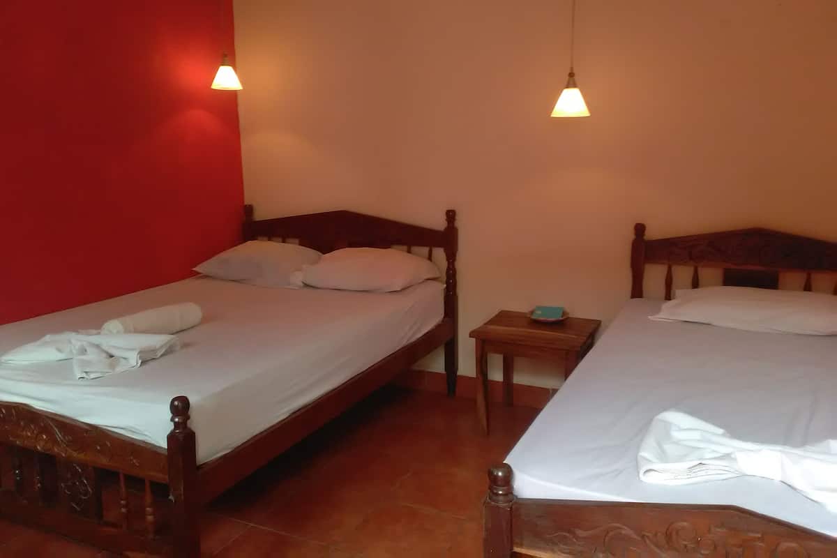 Chambre Standard Double ou avec lits jumeaux, plusieurs lits | Fer et planche à repasser, Wi-Fi gratuit, draps fournis