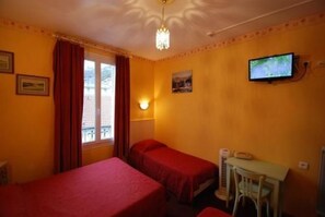 Triple Room | Individually decorated, individually furnished, desk, iron/ironing board - Hotel Notre Dame Auxiliatrice (Lourdes)