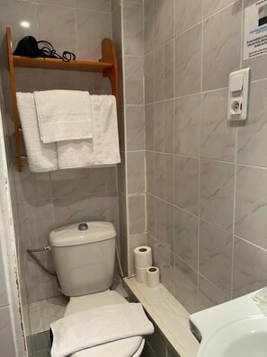 Shower, free toiletries, hair dryer, towels - Hotel Notre Dame Auxiliatrice (Lourdes)