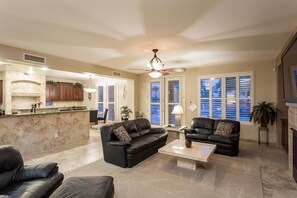 Condo, 5 phòng ngủ | Khu phòng khách | Đầu đĩa DVD 