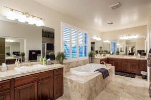 Huoneisto, 5 makuuhuonetta | Kylpyhuone | Suihkun ja ammeen yhdistelmä, hiustenkuivaaja, pyyhkeet