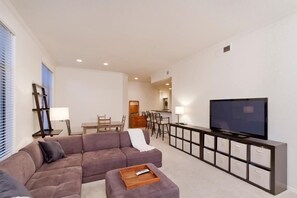 Condo, 2 Bedrooms, Pool View | Ruang tamu | Pemain DVD