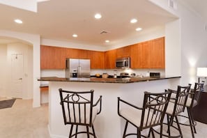 Condo, 2 Bedrooms, Pool View | Dapur peribadi | Peti sejuk, ketuhar gelombang mikro, pembancuh kopi/teh