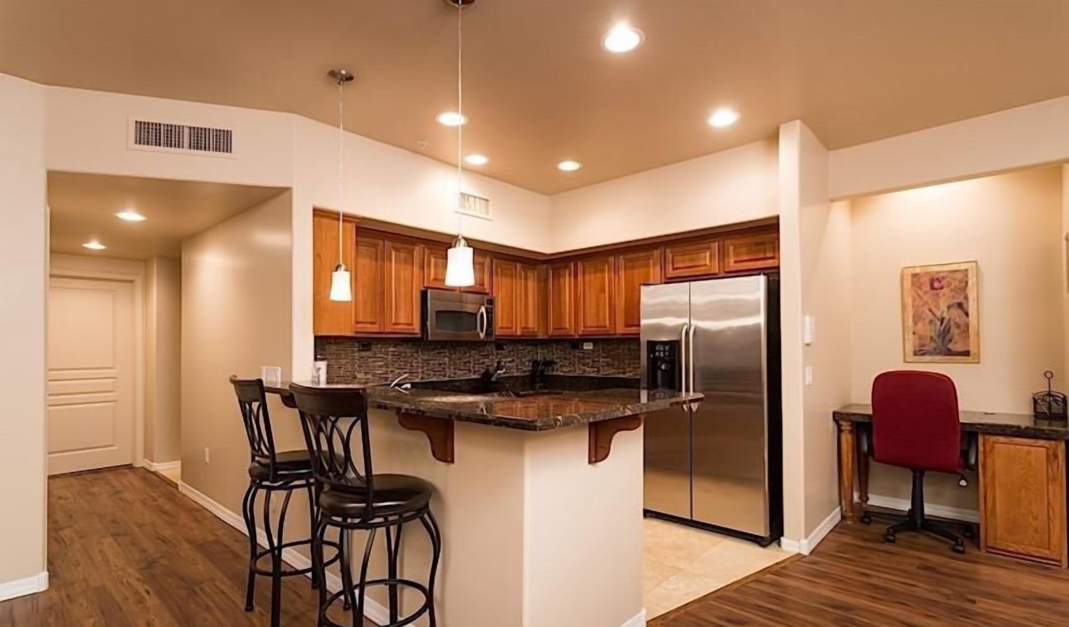 Condo, 2 habitaciones | Cocina privada | Refrigerador, microondas y cafetera y tetera 