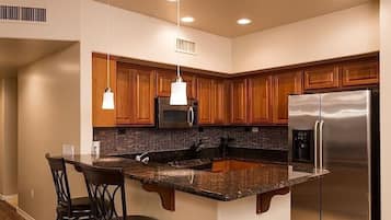 Appart'hÎtel, 2 chambres | Cuisine privée | Réfrigérateur, micro-ondes, cafetiÚre/bouilloire