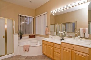 Casa, 4 habitaciones | Baño | Tina con regadera y toallas 