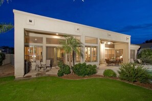 Vista frontal de la propiedad por la tarde o noche