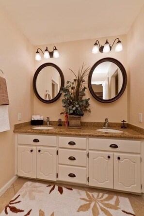 Condo, 3 habitaciones | Baño | Tina con regadera y toallas 