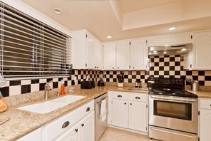 Appart'hôtel, 3 chambres | Cuisine privée | Réfrigérateur, micro-ondes, cafetière/bouilloire