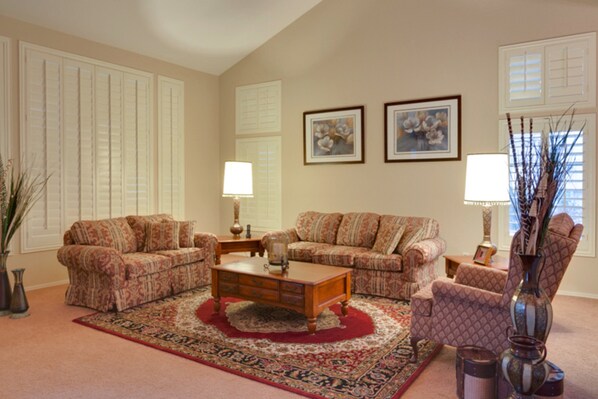 House, 5 Bedrooms | Living room