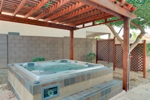 Outdoor spa tub - Summit Estate By Signature Vacation Rentals (Litchfield Park)