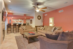 House, 5 Bedrooms | Living room