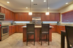 House, 5 Bedrooms | Private kitchen