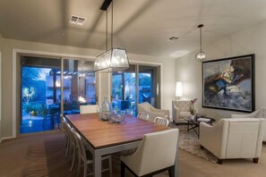 Condo, 4 chambres | Aire de séjour | Lecteur de DVD