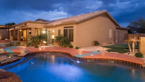 A modern house with a swimming pool, a patio, and a well-maintained lawn. - Sonoran Desert Retreat By Signature Vacation Rentals (Scottsdale)