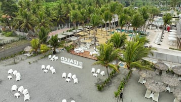 Di pantai, kursi berjemur, pijat di pantai, dan voli pantai